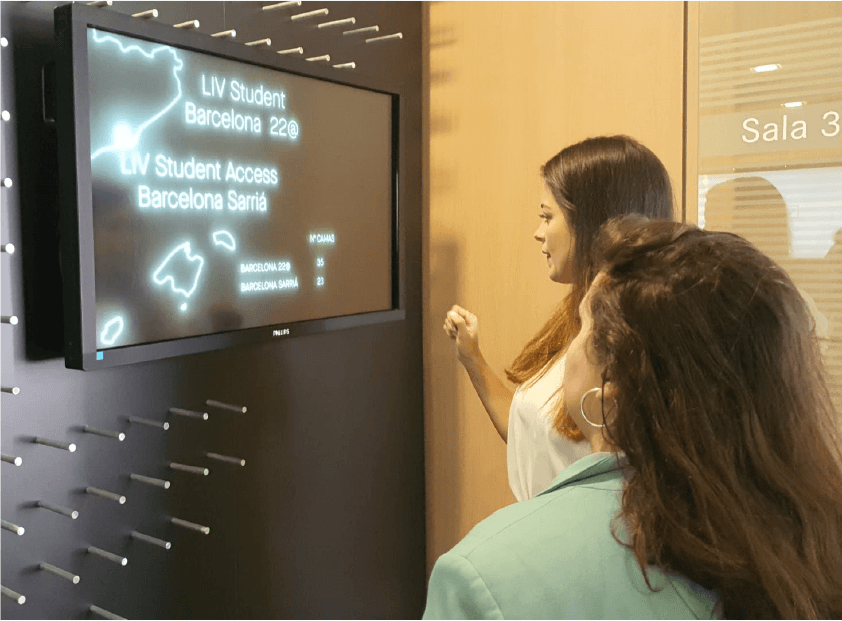 Dos chicas mirando pantalla en LIV