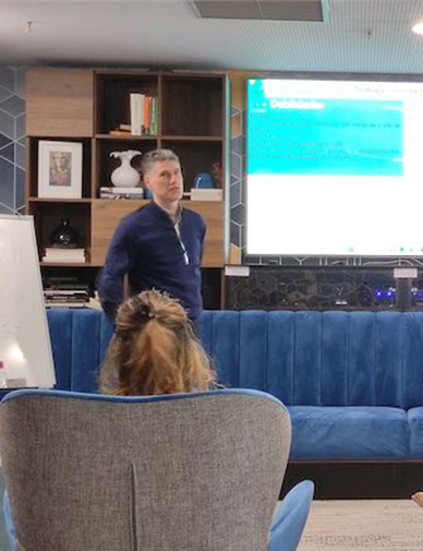 Un hombre da una conferencia en LIV