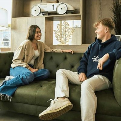 Dos jóvenes charlando en un sofá