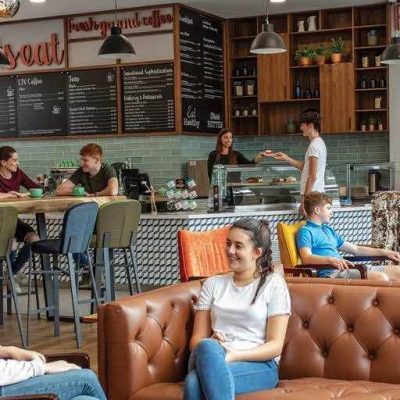 Jóvenes charlando en cafetería